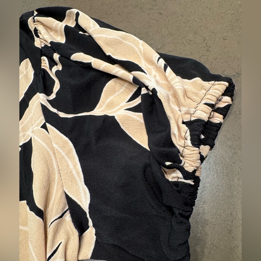 NWT CeCe
Women's Ruffled Sleeve V-Neck Blouse Sz: M - Picture 6 of 9